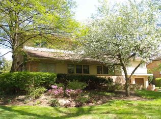26104 Huntington Rd, Huntington Woods, MI 48070