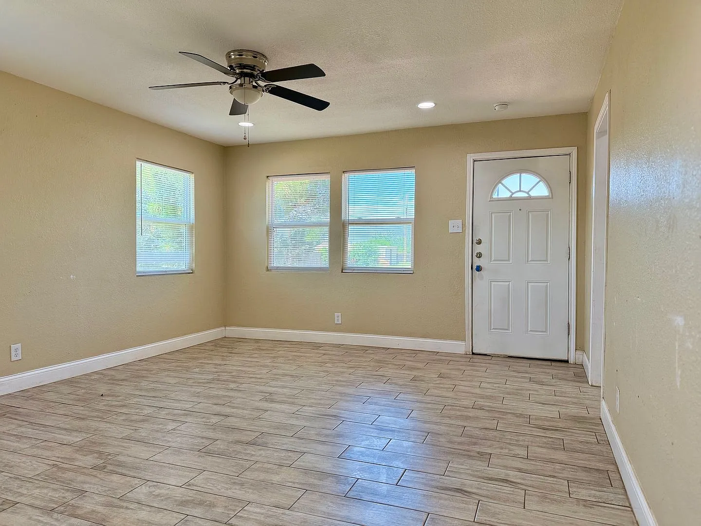 House For Rent — Photo 2