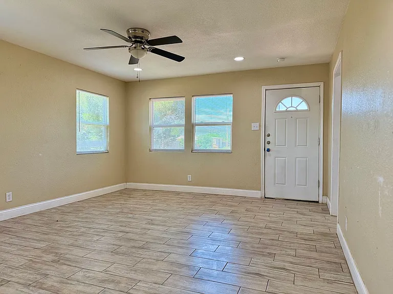 609 Howard Dr — Photo 2