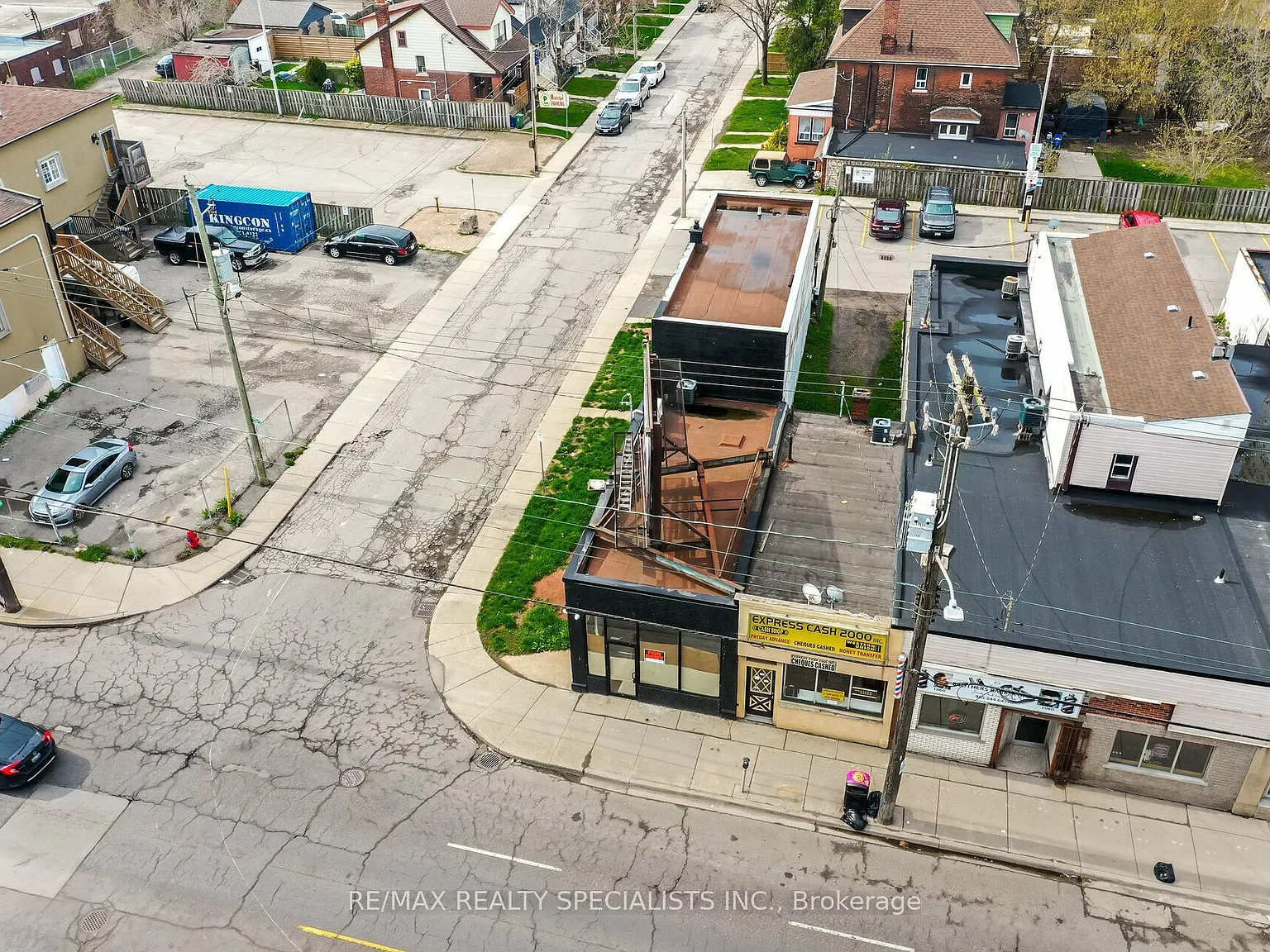 1064 Barton St E — Photo 2