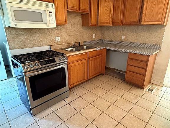 3rd image of 8825 Bermuda Ave
