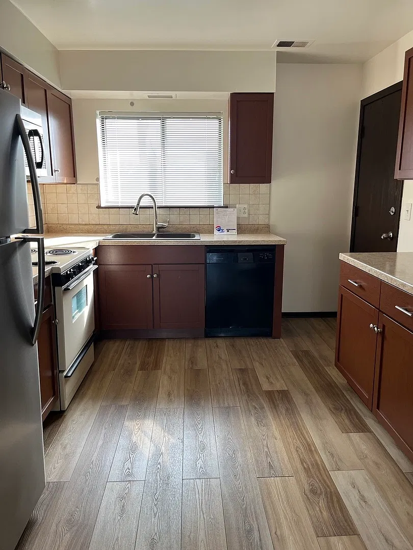 3 bed, 950 sqft, $2,150 — Photo 4