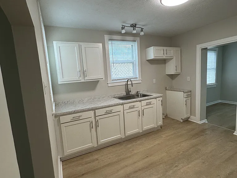 2903 S Elm St — Photo 8