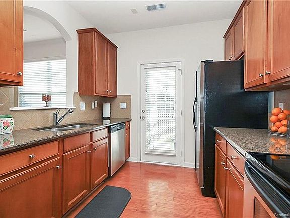 Kitchen (different view)