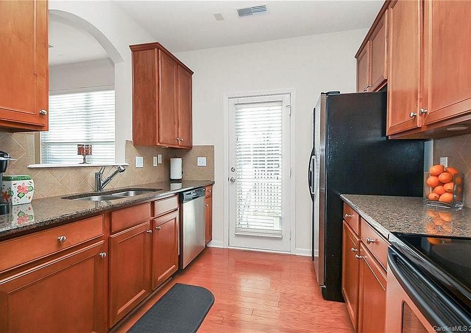 Kitchen (different view)