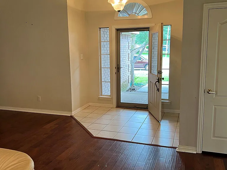1801 Meadow Crest Ln — Photo 7