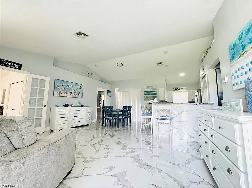 3 bed, 2.0 bath, 1586 sqft, $6,000 — Photo 3