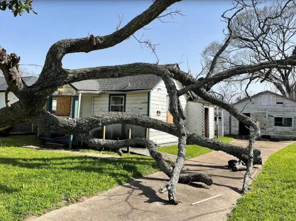 213 E Bernard St, Clute, TX 77531