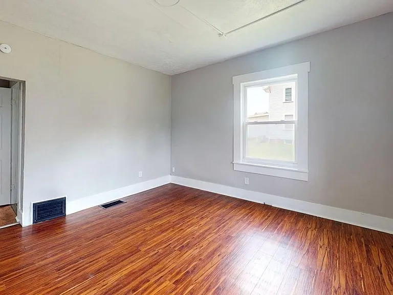2202 5th St NE — Photo 3