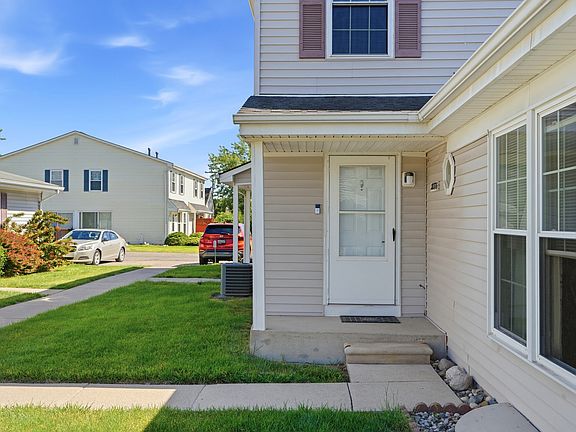 3rd image of 28376 Raleigh Crescent Dr