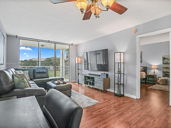 5th image of 9230 Lagoon Pl APT 308