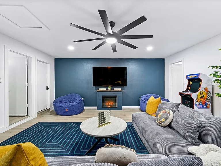 Huge Gameroom/ Flex Room/ Office Space -- skies the limit!
