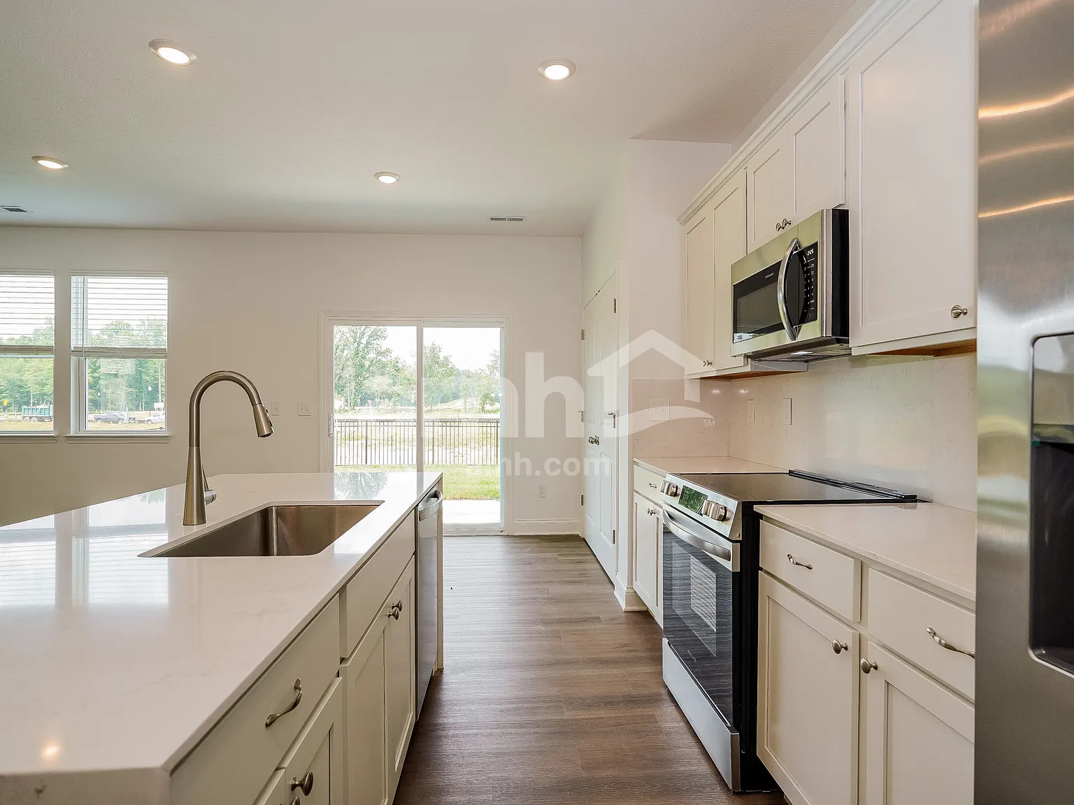 4 bed, 2.5 bath, 1977 sqft, $2,705 — Photo 4