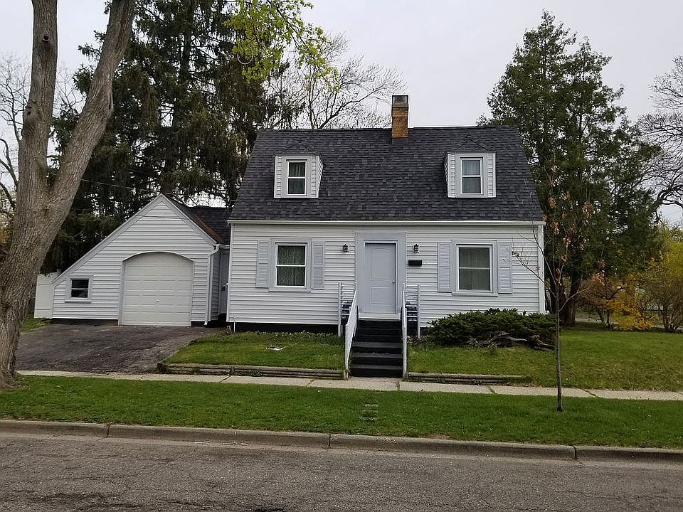 1st image of 555 Storrs St SE