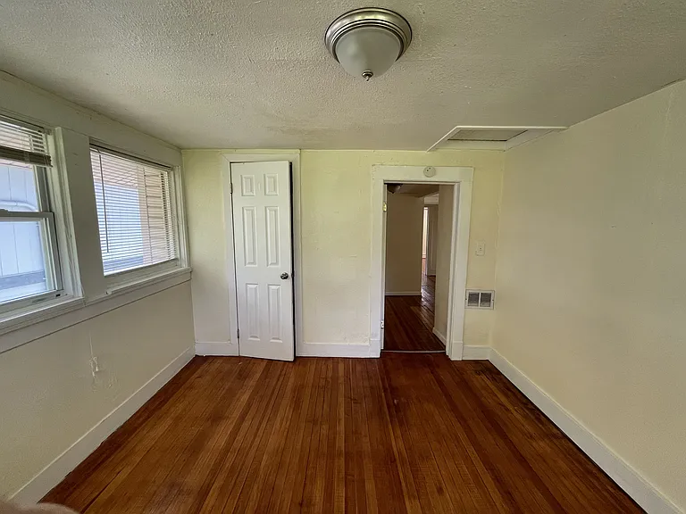 4415 Forest Ave — Photo 36