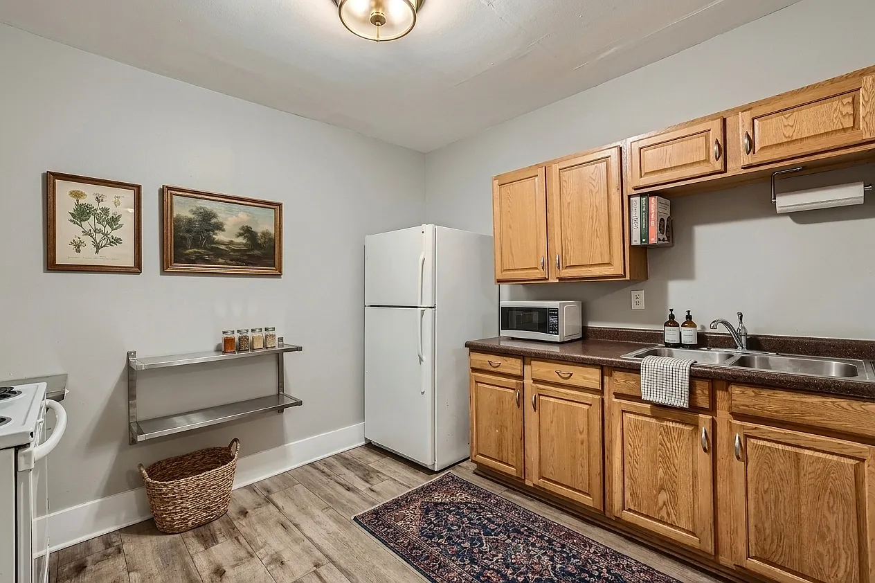 3 bed, 1000 sqft, $1,698 — Photo 2