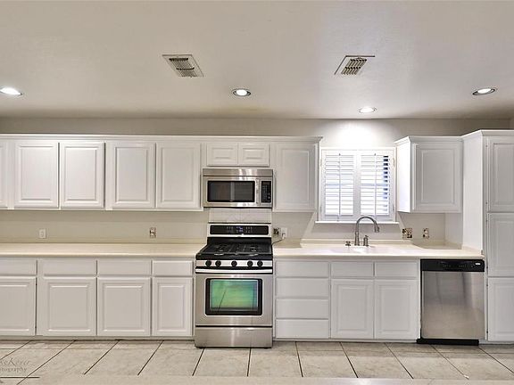 2nd image of 3025 Heritage Cir
