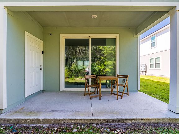 4th image of 122 Whispering Brook Dr