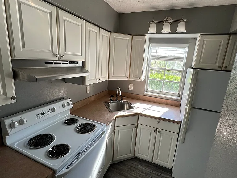 111 SW Madison Cir N — Photo 5