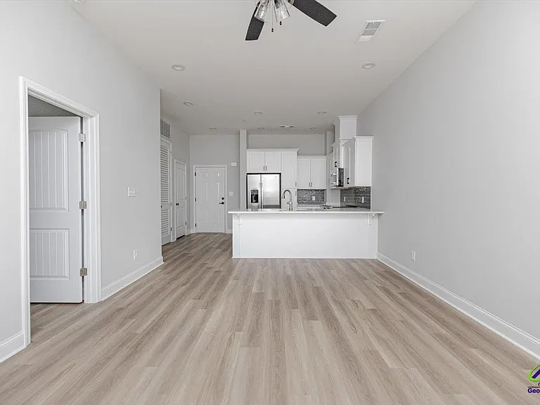 1013 Northside Dr — Photo 32