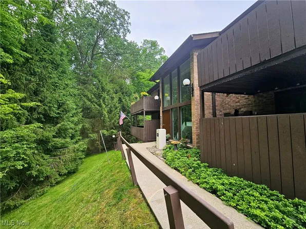 6830 Carriage Hill Dr #D-33, Brecksville, OH 44141