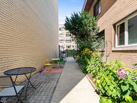 2nd image of 428 W Wellington Ave #B