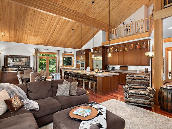 Great room concept within this 1 story craftsman style home is a dream, no stairs for any of the daily use areas.>