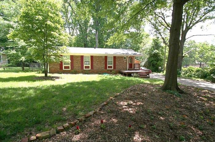 Ranch w/nice front deck