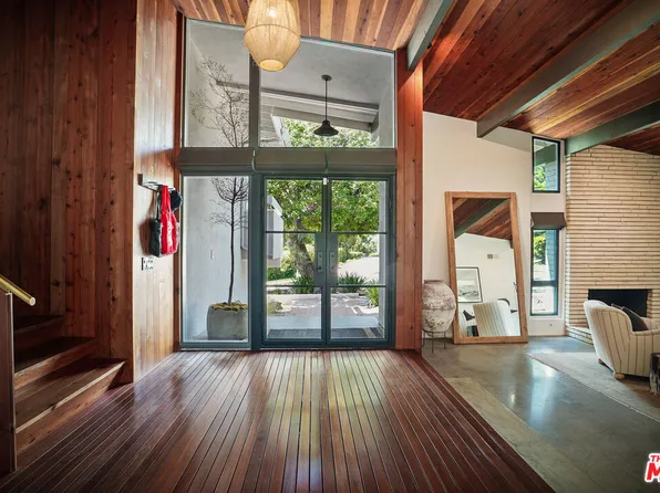 19549 Greenbriar Dr, Tarzana, CA 91356