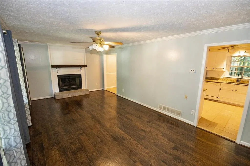 3 bed, 1824 sqft, $2,100 — Photo 2