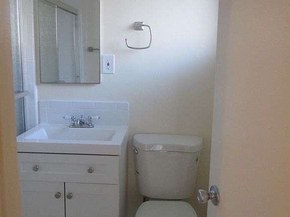 5th image of 930 S Park Cir APT 1