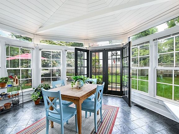 5th image of 49 Hawthorn St