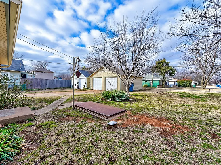 913 N Boulevard St — Photo 18