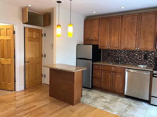 Rented by Halvatzis Realty | media 36