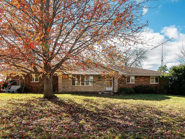 921 Arrowhead Dr, East Dubuque, IL 61025