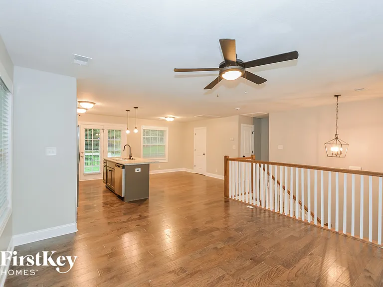 450 Galvin Dr — Photo 2