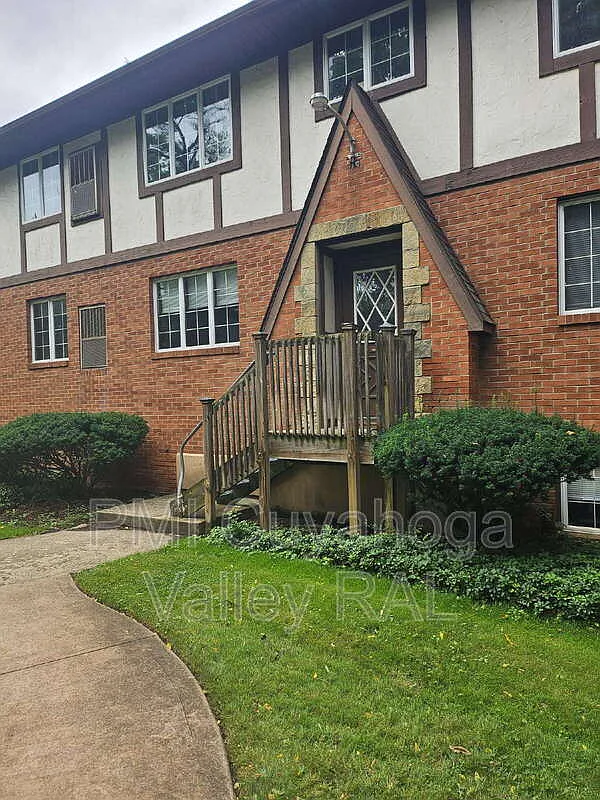 2 bed, 1.5 bath, 864 sqft, $995 — Photo 2