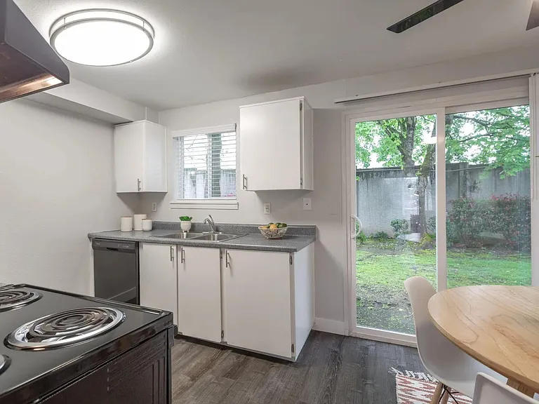 Somerset West Apartments — Photo 27