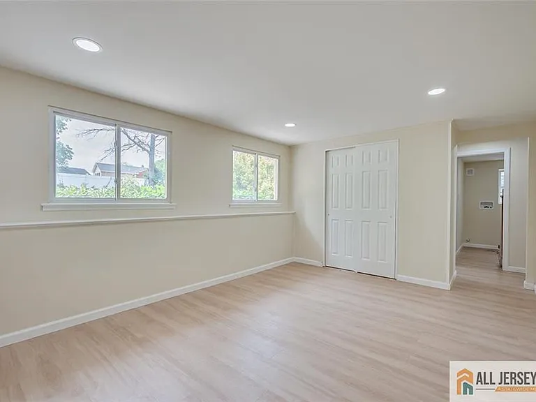 42 Hyde Ave — Photo 3