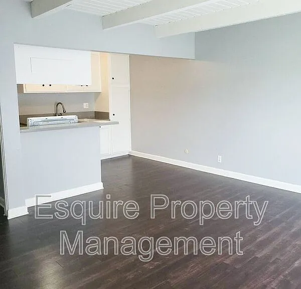 990 Ashland Ave #4 — Photo 4