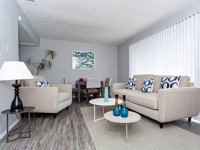 Las Lomas Apartments — Photo 7
