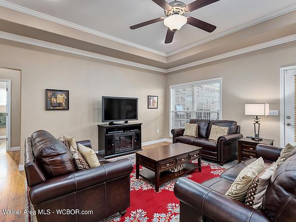 Image 5: Living Area