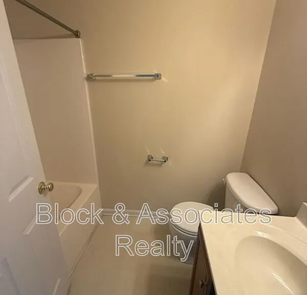 4068 Bentley Dr #B2 — Photo 8