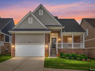 3894 Maple Ln, Auburn Hills, MI 48326