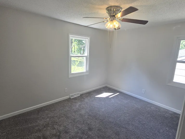 7924 NE San Rafael Dr — Photo 7
