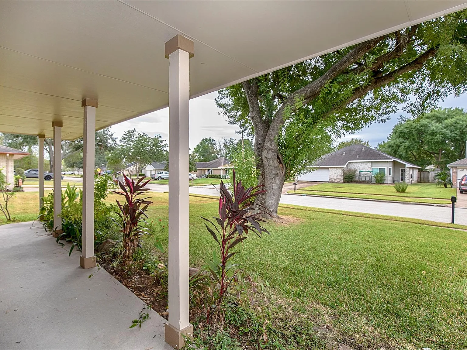 3 bed, 2.0 bath, 1416 sqft, $2,100 — Photo 2