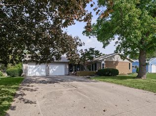 903 Crestview Ln, Monticello, IL 61856
