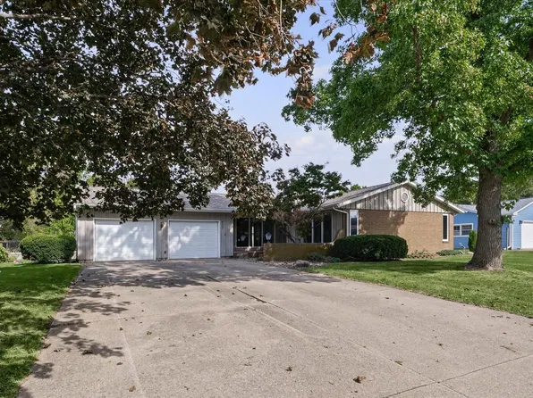 903 Crestview Ln, Monticello, IL 61856