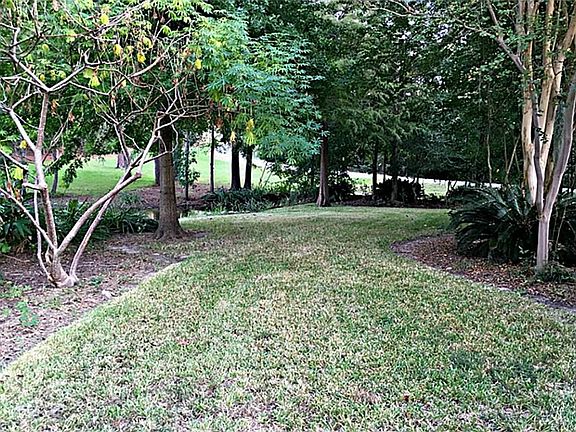Garden like grounds just waiting for your green thumb to liven them up!!