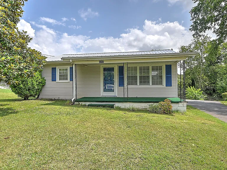2207 Buckingham Rd — Photo 1